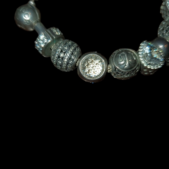 STUNNING PANDORA BRACELET. - Picture 2 of 4